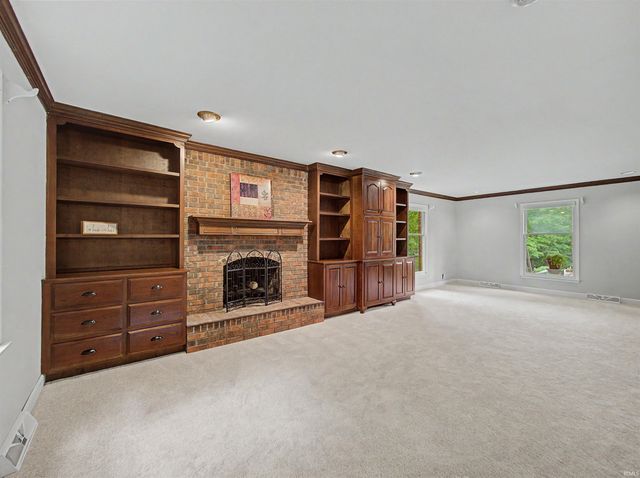 5700 Woodlawn Drive, Newburgh, IN 47630