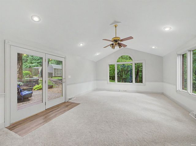 5700 Woodlawn Drive, Newburgh, IN 47630