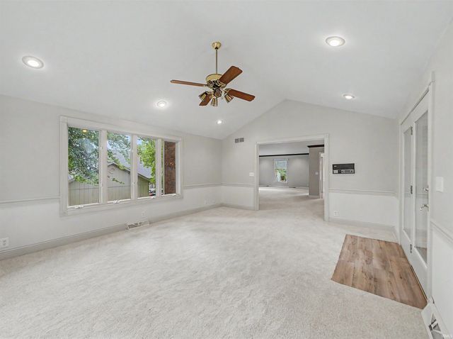 5700 Woodlawn Drive, Newburgh, IN 47630