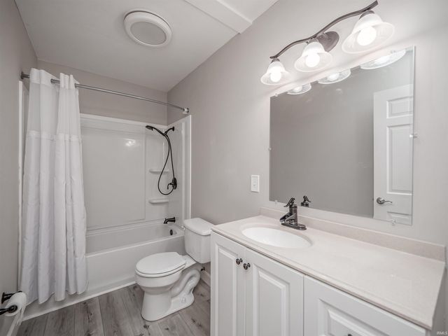 5700 Woodlawn Drive, Newburgh, IN 47630