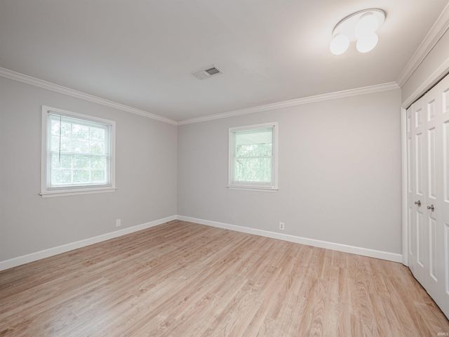 5700 Woodlawn Drive, Newburgh, IN 47630