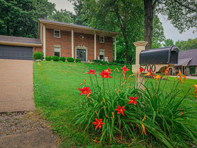 5700 Woodlawn Drive, Newburgh, IN 47630