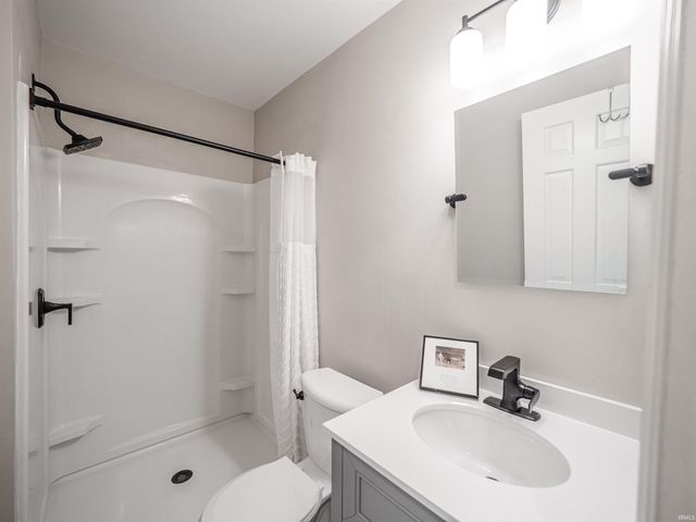 5700 Woodlawn Drive, Newburgh, IN 47630
