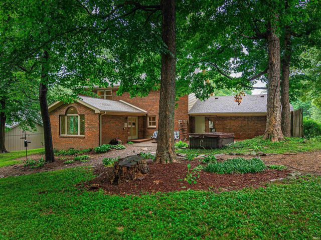 5700 Woodlawn Drive, Newburgh, IN 47630
