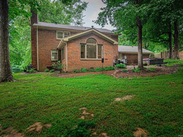 5700 Woodlawn Drive, Newburgh, IN 47630