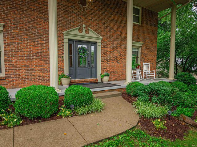 5700 Woodlawn Drive, Newburgh, IN 47630