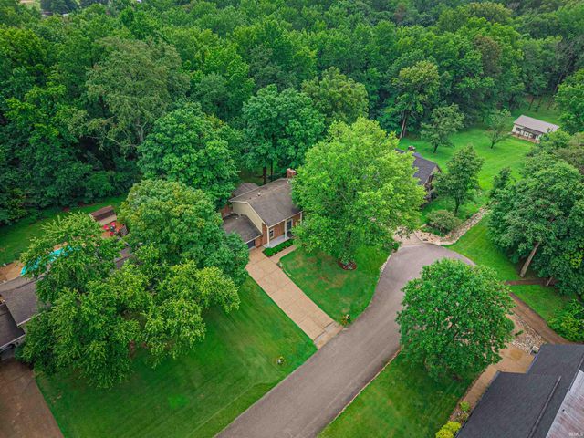 5700 Woodlawn Drive, Newburgh, IN 47630