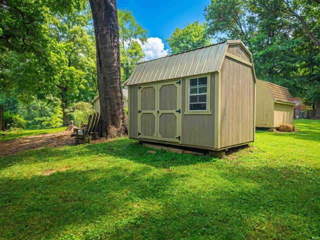 5700 Woodlawn Drive, Newburgh, IN 47630