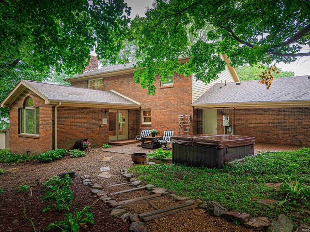 5700 Woodlawn Drive, Newburgh, IN 47630