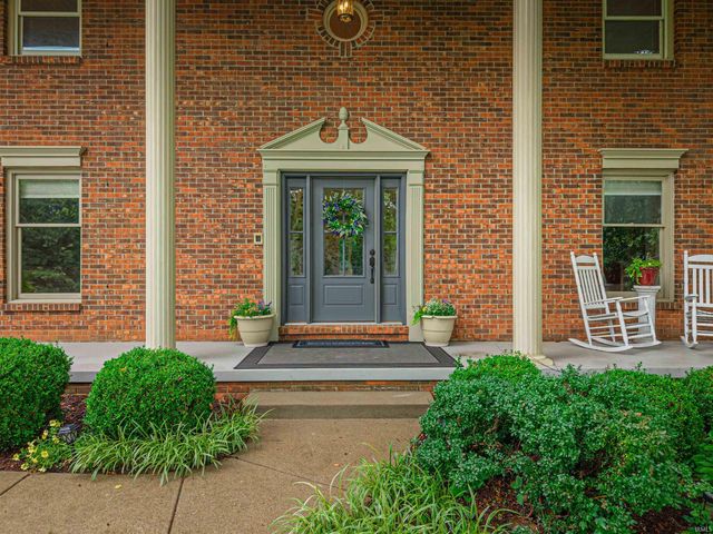 5700 Woodlawn Drive, Newburgh, IN 47630