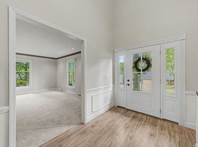 5700 Woodlawn Drive, Newburgh, IN 47630