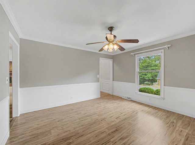 5700 Woodlawn Drive, Newburgh, IN 47630