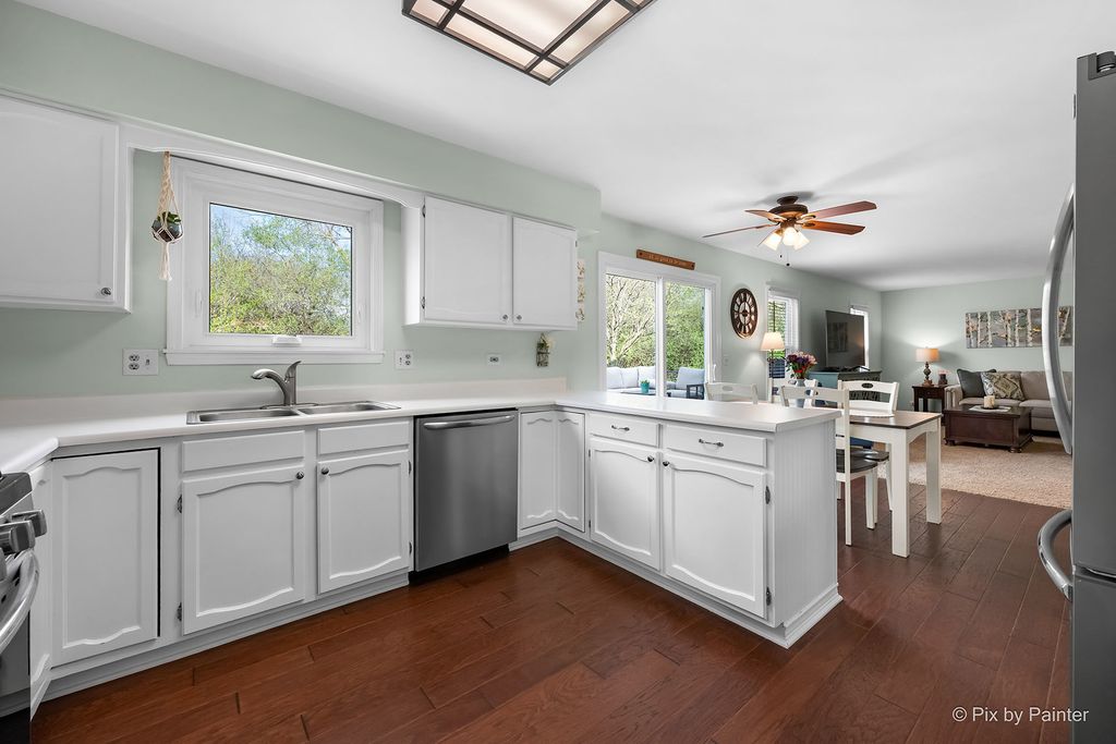 Image 11 of property listing at 1567 Haines Drive, Batavia, IL 60510