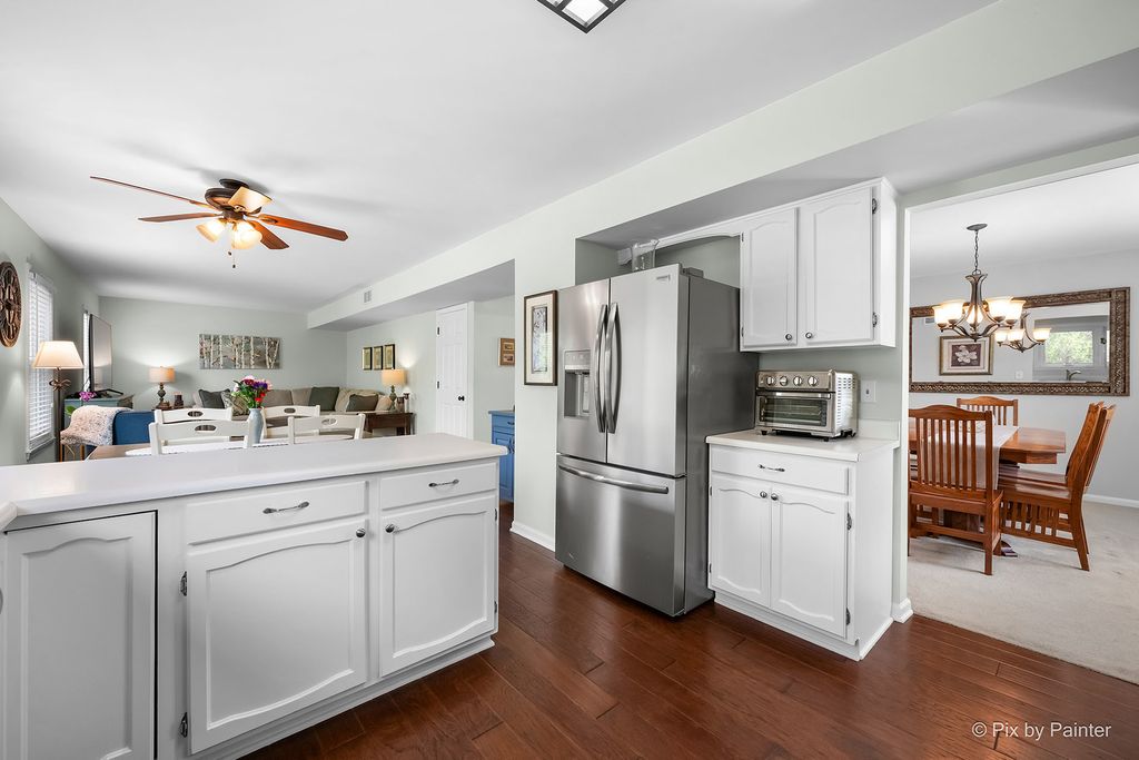 Image 12 of property listing at 1567 Haines Drive, Batavia, IL 60510
