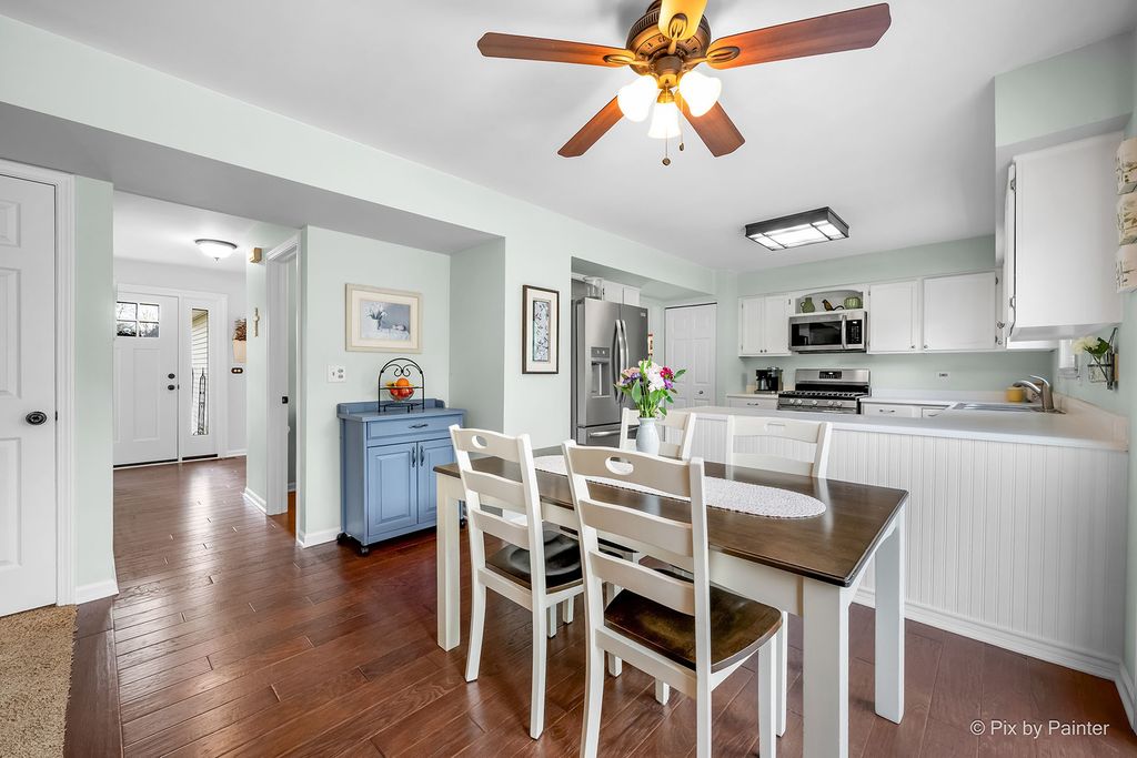 Image 14 of property listing at 1567 Haines Drive, Batavia, IL 60510