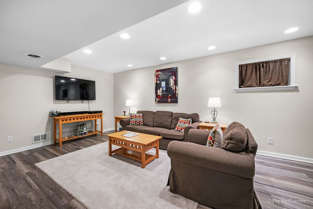 Image 31 of property listing at 1567 Haines Drive, Batavia, IL 60510