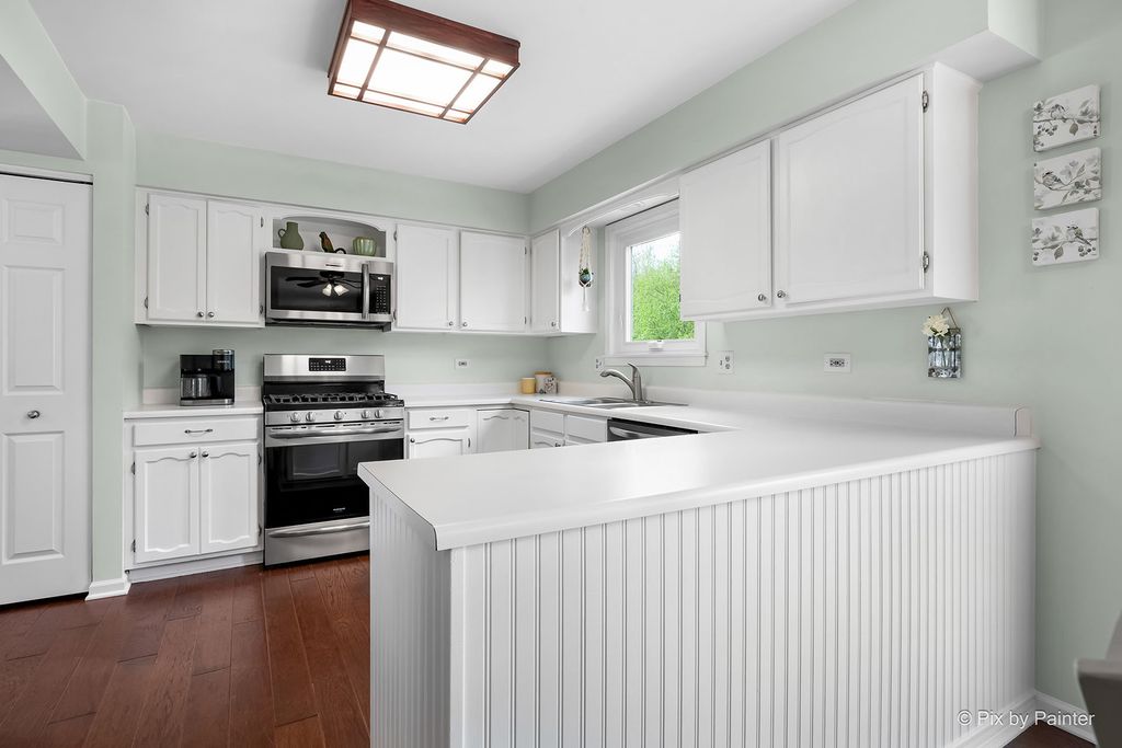 Image 10 of property listing at 1567 Haines Drive, Batavia, IL 60510