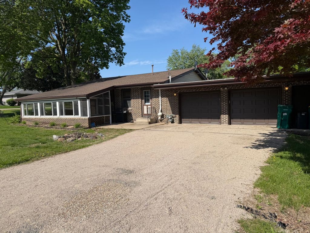 Image 2 of property listing at 1100 Wacker Drive, Ottawa, IL 61350