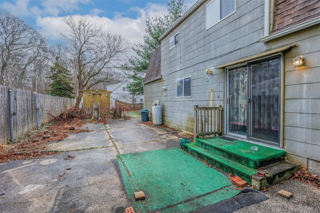 1 Bear Street, Selden, NY 11784