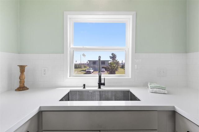 4020 4th Street, Galveston, TX 77554