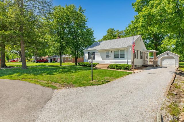 806 Taylor Avenue, Godfrey, IL 62035
