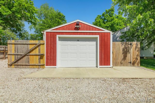 806 Taylor Avenue, Godfrey, IL 62035