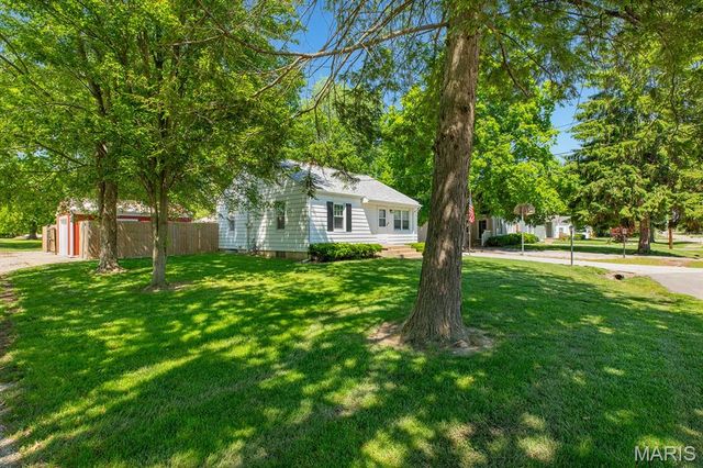 806 Taylor Avenue, Godfrey, IL 62035