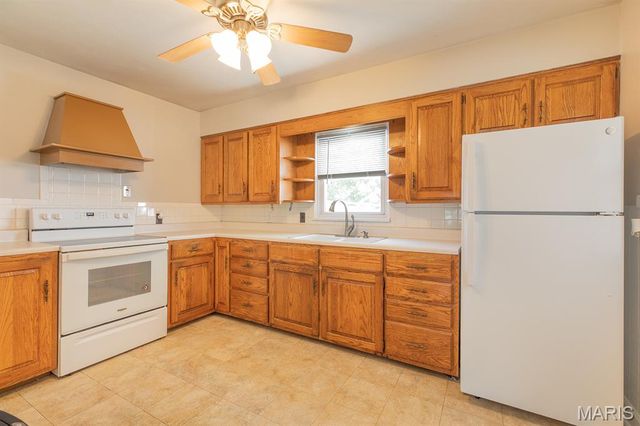 806 Taylor Avenue, Godfrey, IL 62035