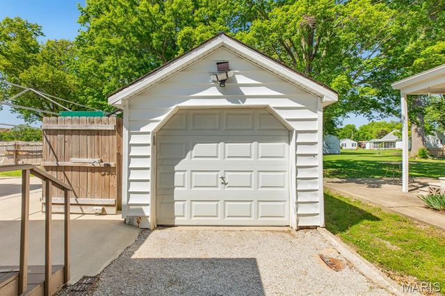 806 Taylor Avenue, Godfrey, IL 62035