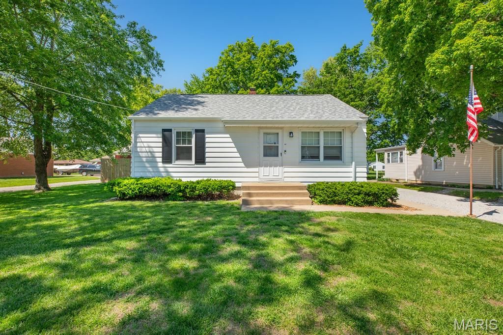 806 Taylor Avenue, Godfrey, IL 62035