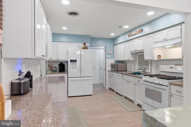 27 AMESBURY RD RD, Manchester Twp, NJ 08759