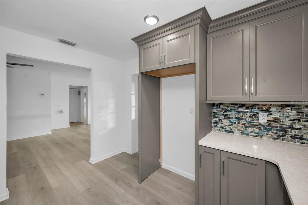 Image 11 of property listing at 406 ORCHID LANE, Palm Harbor, FL 34683