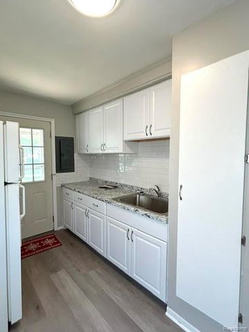 27699 Brettonwoods Street, Madison Heights, MI 48071