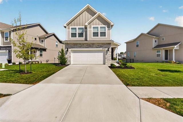 8724 SW Brickell Drive, Blue Springs, MO 64064