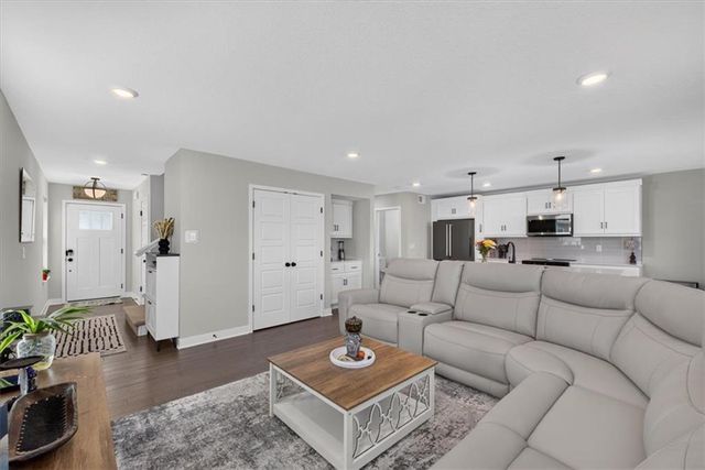 8724 SW Brickell Drive, Blue Springs, MO 64064