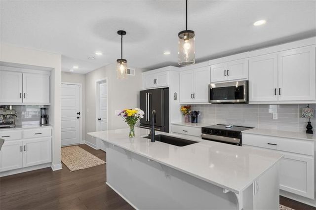 8724 SW Brickell Drive, Blue Springs, MO 64064