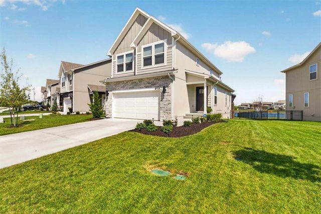 8724 SW Brickell Drive, Blue Springs, MO 64064