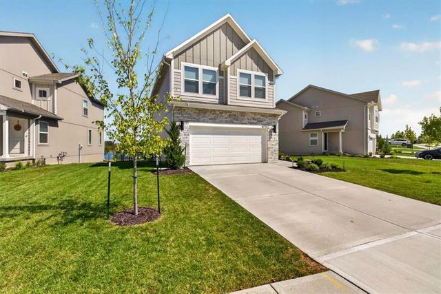 8724 SW Brickell Drive, Blue Springs, MO 64064