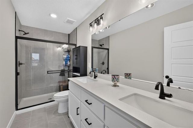8724 SW Brickell Drive, Blue Springs, MO 64064