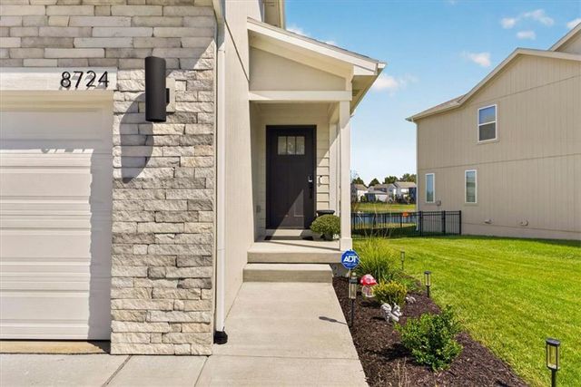 8724 SW Brickell Drive, Blue Springs, MO 64064