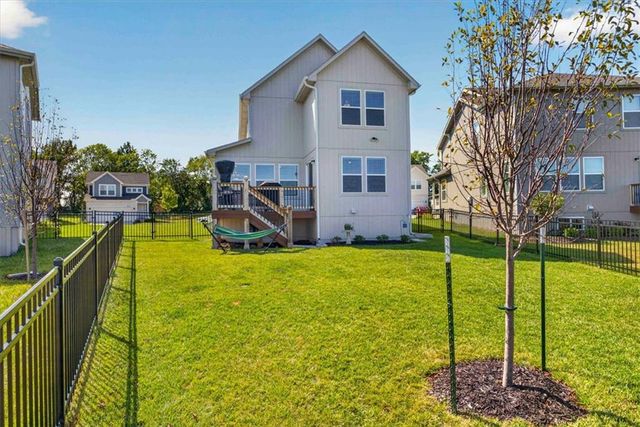 8724 SW Brickell Drive, Blue Springs, MO 64064
