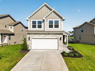8724 SW Brickell Drive, Blue Springs, MO 64064