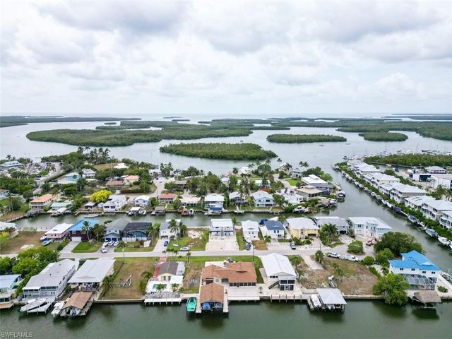 576 Coconut AVE, Goodland, FL 34140