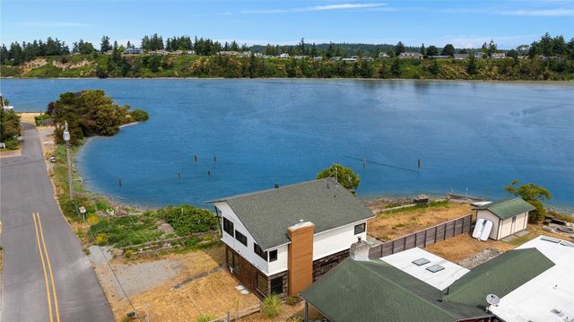 2403 Sunlight Beach Road, Clinton, WA 98236