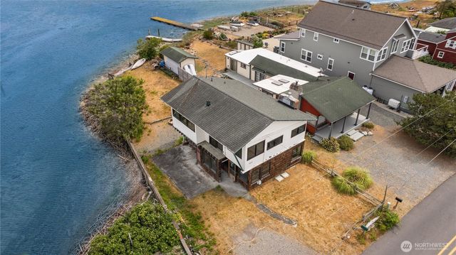 2403 Sunlight Beach Road, Clinton, WA 98236