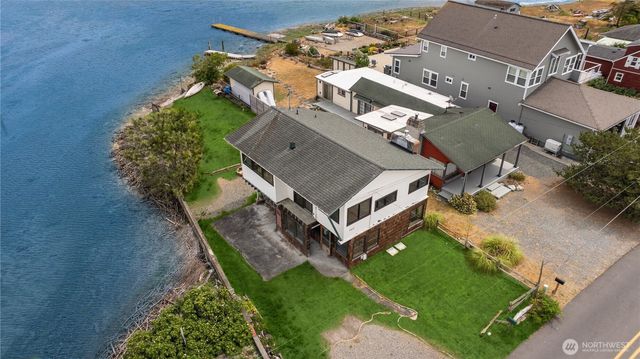 2403 Sunlight Beach Road, Clinton, WA 98236