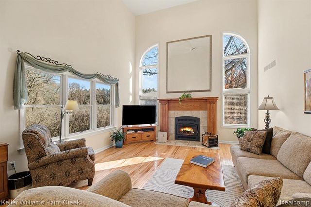 1239 Cottonwood Street, Lake Orion, MI 48360