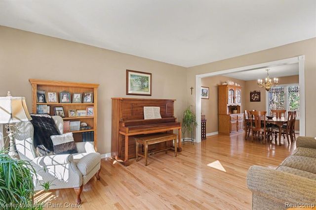 1239 Cottonwood Street, Lake Orion, MI 48360