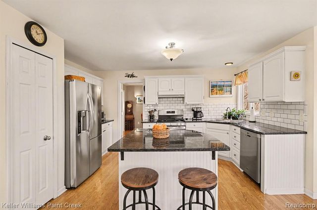 1239 Cottonwood Street, Lake Orion, MI 48360