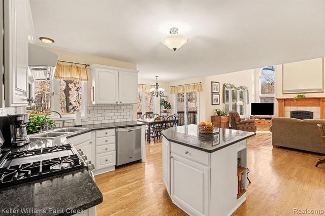 1239 Cottonwood Street, Lake Orion, MI 48360